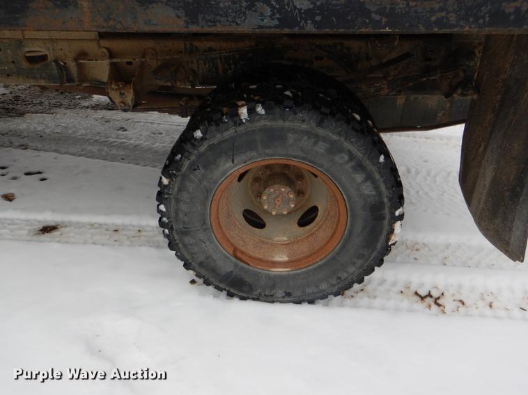 image for item DE0099 2002 Ford F350 Super Duty XL flatbed pickup truck