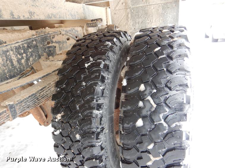 image for item DE0099 2002 Ford F350 Super Duty XL flatbed pickup truck