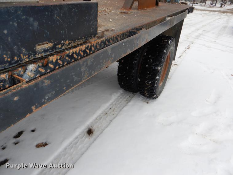 image for item DE0099 2002 Ford F350 Super Duty XL flatbed pickup truck