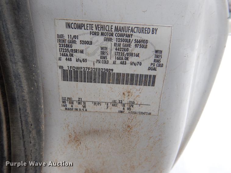 image for item DE0099 2002 Ford F350 Super Duty XL flatbed pickup truck