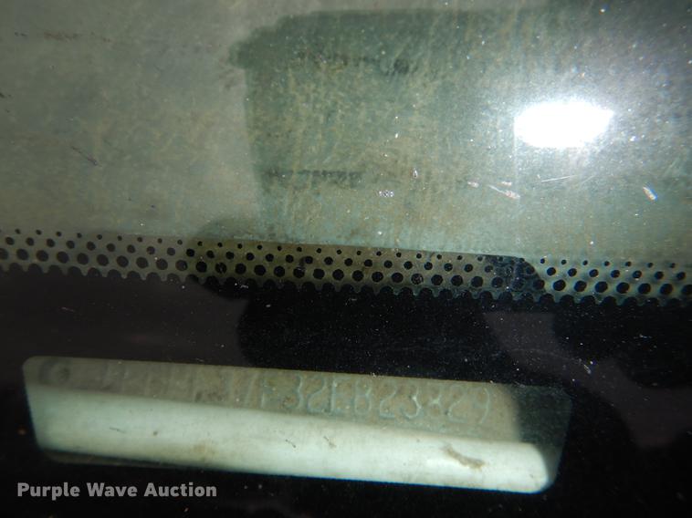 image for item DE0099 2002 Ford F350 Super Duty XL flatbed pickup truck