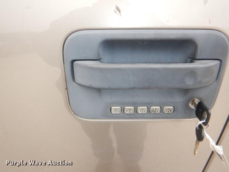 image for item DE0137 2006 Ford F150 XLT SuperCab pickup truck