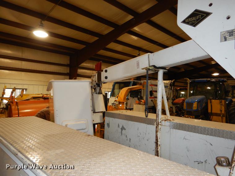 image for item DE6029 1998 GMC Sierra 3500HD SL bucket truck