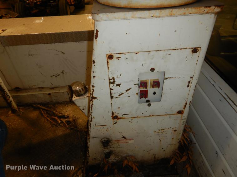 image for item DE6029 1998 GMC Sierra 3500HD SL bucket truck