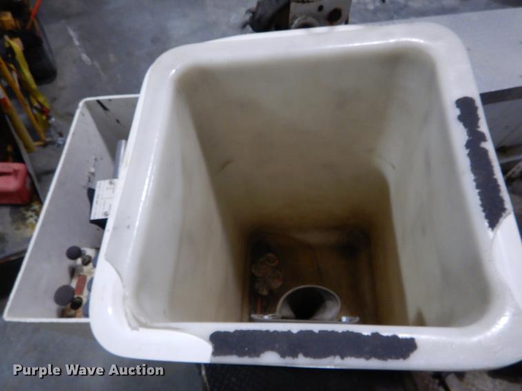 image for item DE6029 1998 GMC Sierra 3500HD SL bucket truck