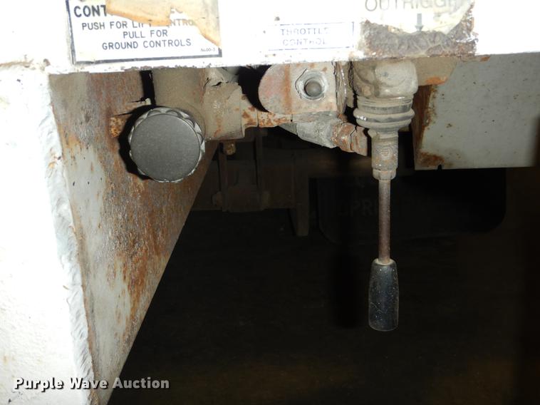 image for item DE6029 1998 GMC Sierra 3500HD SL bucket truck