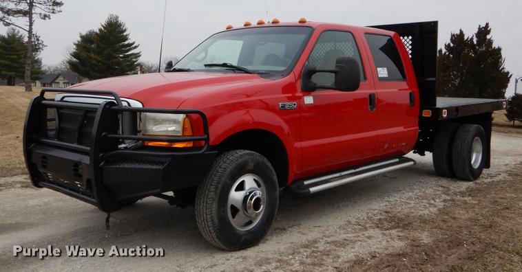 image for item DE6030 2001 Ford F350 Super Duty XLT Crew Cab flatbed pickup truck