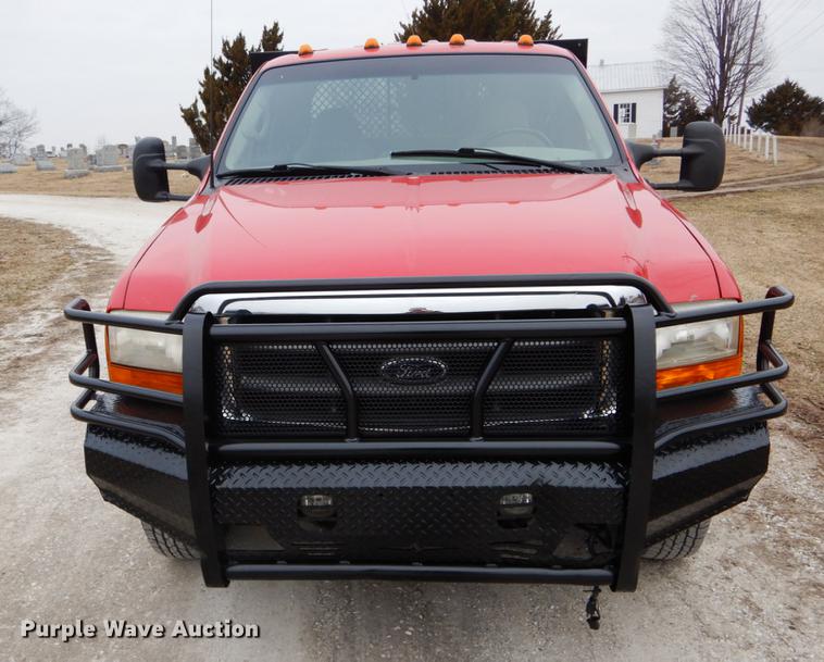 image for item DE6030 2001 Ford F350 Super Duty XLT Crew Cab flatbed pickup truck