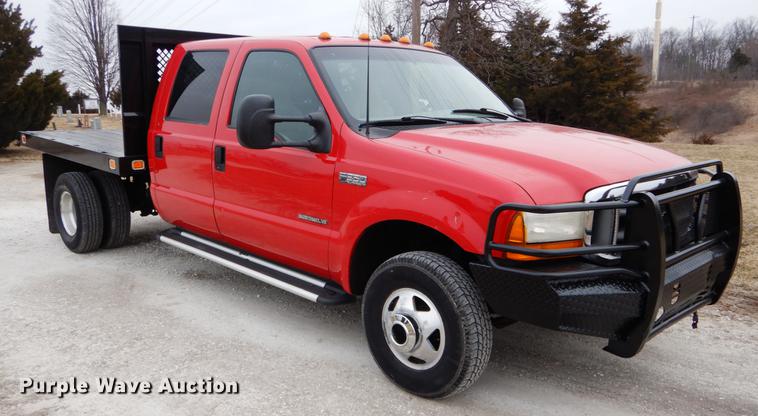 image for item DE6030 2001 Ford F350 Super Duty XLT Crew Cab flatbed pickup truck