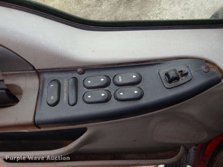 image for item DE6030 2001 Ford F350 Super Duty XLT Crew Cab flatbed pickup truck