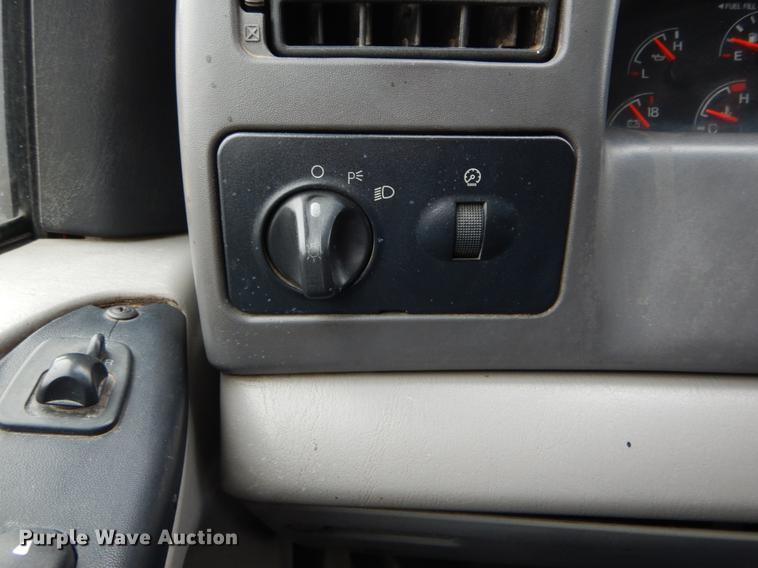 image for item DE6030 2001 Ford F350 Super Duty XLT Crew Cab flatbed pickup truck