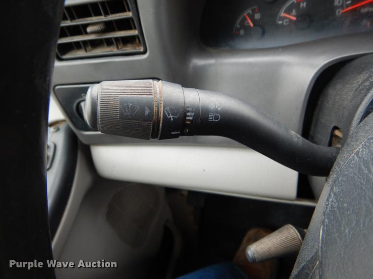 image for item DE6030 2001 Ford F350 Super Duty XLT Crew Cab flatbed pickup truck