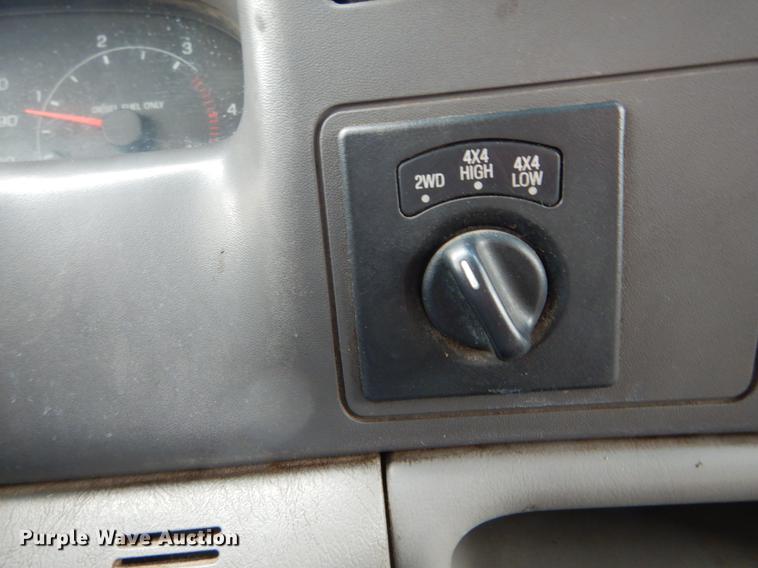 image for item DE6030 2001 Ford F350 Super Duty XLT Crew Cab flatbed pickup truck