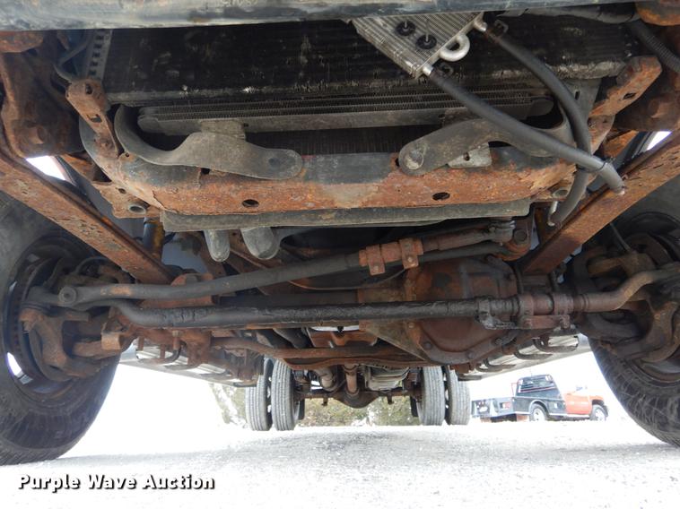 image for item DE6030 2001 Ford F350 Super Duty XLT Crew Cab flatbed pickup truck