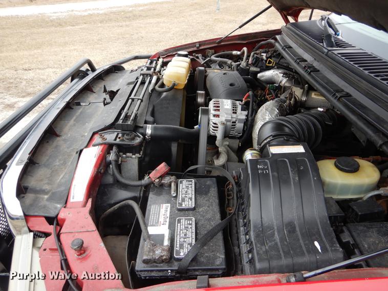 image for item DE6030 2001 Ford F350 Super Duty XLT Crew Cab flatbed pickup truck