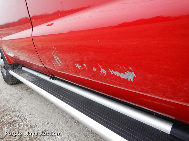 image for item DE6030 2001 Ford F350 Super Duty XLT Crew Cab flatbed pickup truck