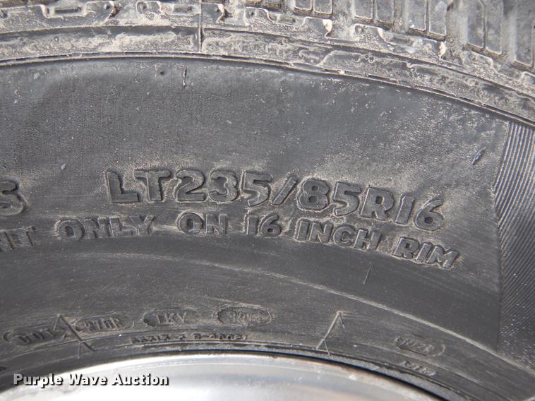 image for item DE6030 2001 Ford F350 Super Duty XLT Crew Cab flatbed pickup truck