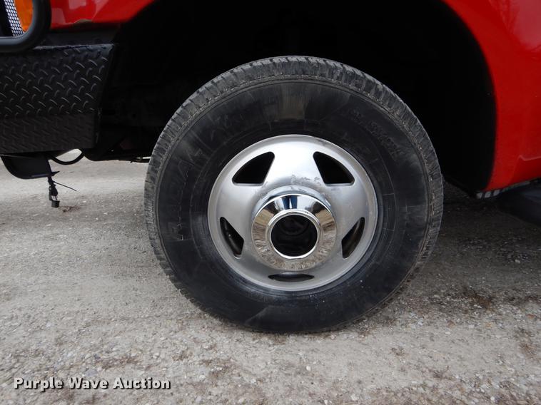 image for item DE6030 2001 Ford F350 Super Duty XLT Crew Cab flatbed pickup truck