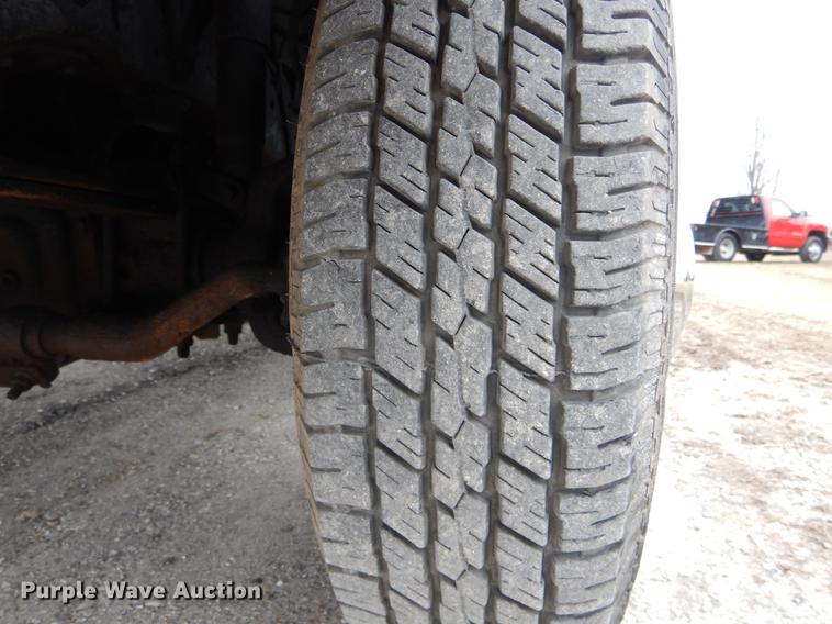 image for item DE6030 2001 Ford F350 Super Duty XLT Crew Cab flatbed pickup truck