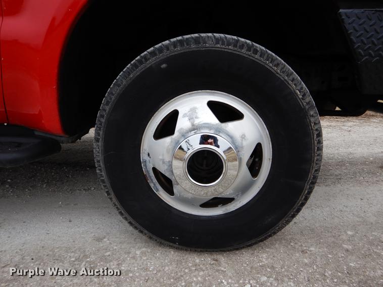 image for item DE6030 2001 Ford F350 Super Duty XLT Crew Cab flatbed pickup truck