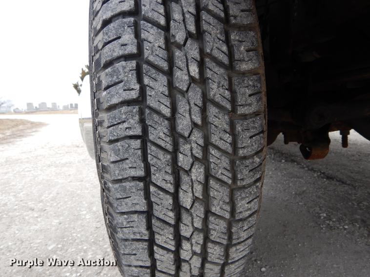 image for item DE6030 2001 Ford F350 Super Duty XLT Crew Cab flatbed pickup truck