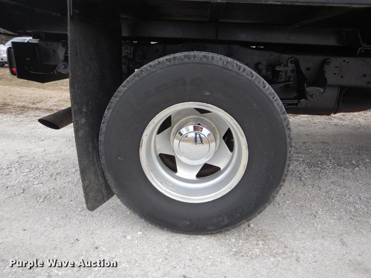 image for item DE6030 2001 Ford F350 Super Duty XLT Crew Cab flatbed pickup truck