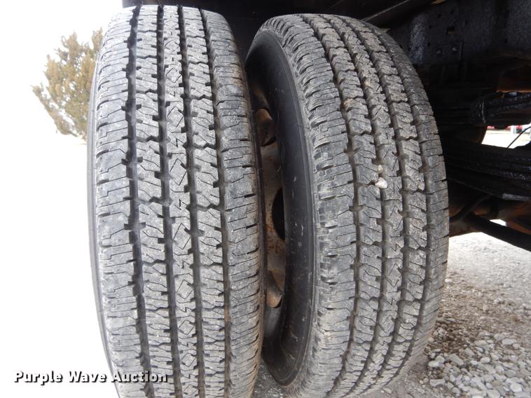 image for item DE6030 2001 Ford F350 Super Duty XLT Crew Cab flatbed pickup truck