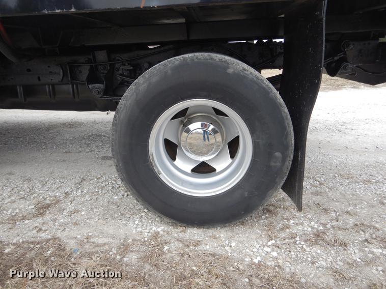 image for item DE6030 2001 Ford F350 Super Duty XLT Crew Cab flatbed pickup truck