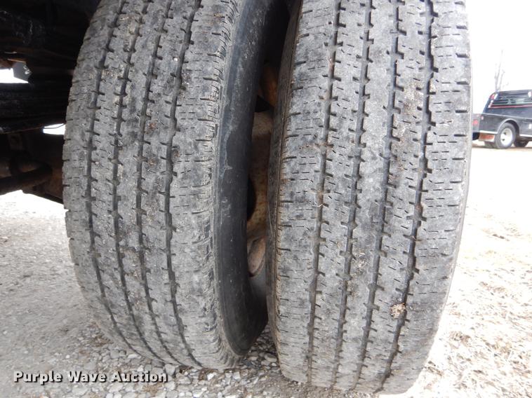 image for item DE6030 2001 Ford F350 Super Duty XLT Crew Cab flatbed pickup truck