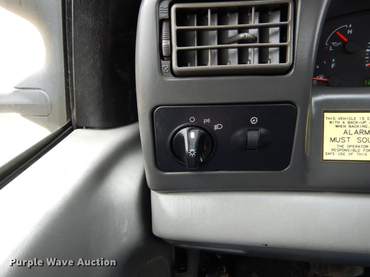 image for item DE6031 2004 Ford F350 Super Duty XL flatbed pickup truck