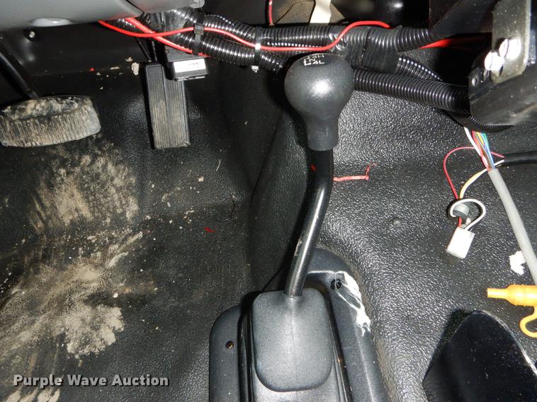 image for item DE6031 2004 Ford F350 Super Duty XL flatbed pickup truck