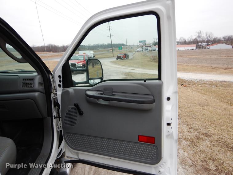 image for item DE6031 2004 Ford F350 Super Duty XL flatbed pickup truck