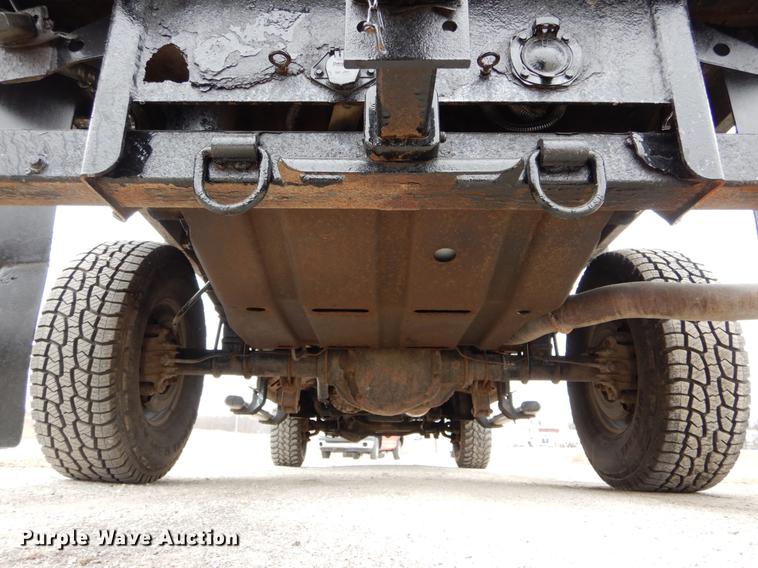 image for item DE6031 2004 Ford F350 Super Duty XL flatbed pickup truck