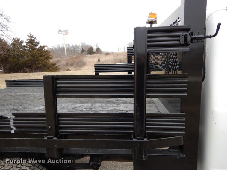 image for item DE6031 2004 Ford F350 Super Duty XL flatbed pickup truck