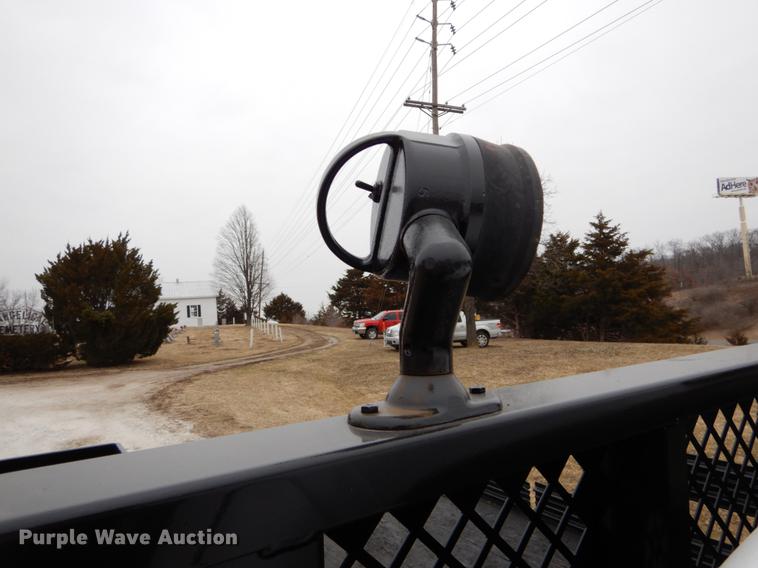 image for item DE6031 2004 Ford F350 Super Duty XL flatbed pickup truck