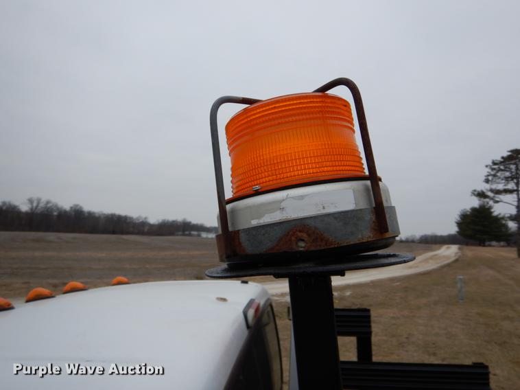 image for item DE6031 2004 Ford F350 Super Duty XL flatbed pickup truck