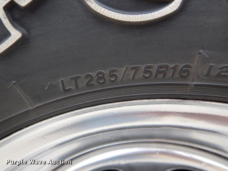 image for item DE6031 2004 Ford F350 Super Duty XL flatbed pickup truck