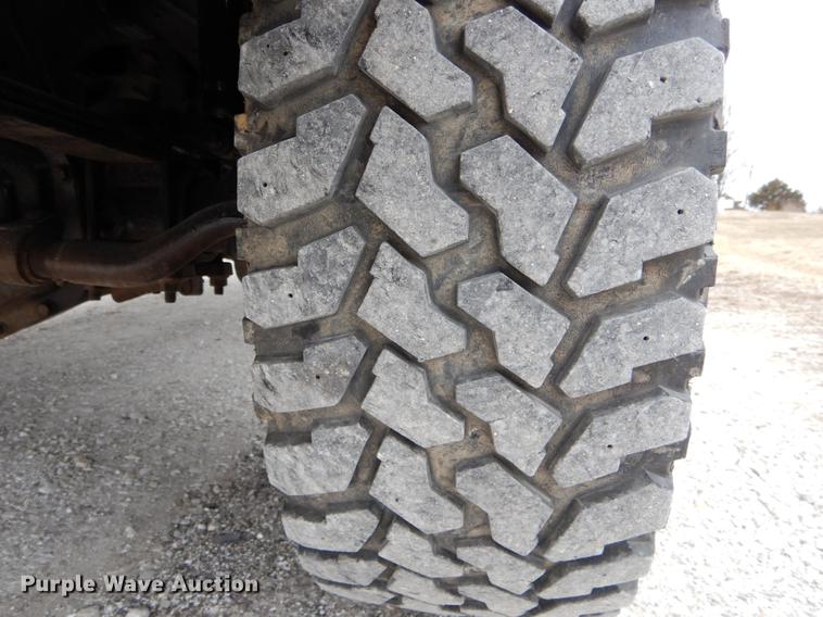 image for item DE6031 2004 Ford F350 Super Duty XL flatbed pickup truck