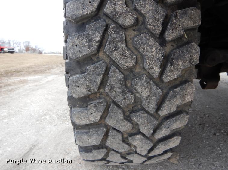 image for item DE6031 2004 Ford F350 Super Duty XL flatbed pickup truck