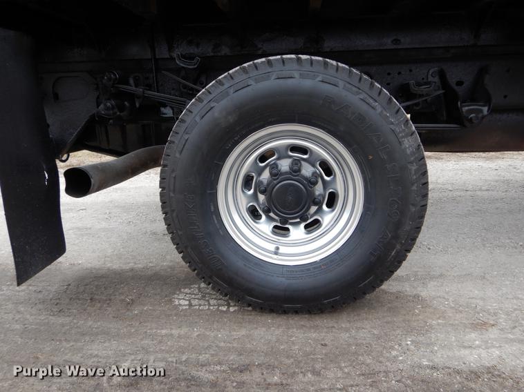 image for item DE6031 2004 Ford F350 Super Duty XL flatbed pickup truck