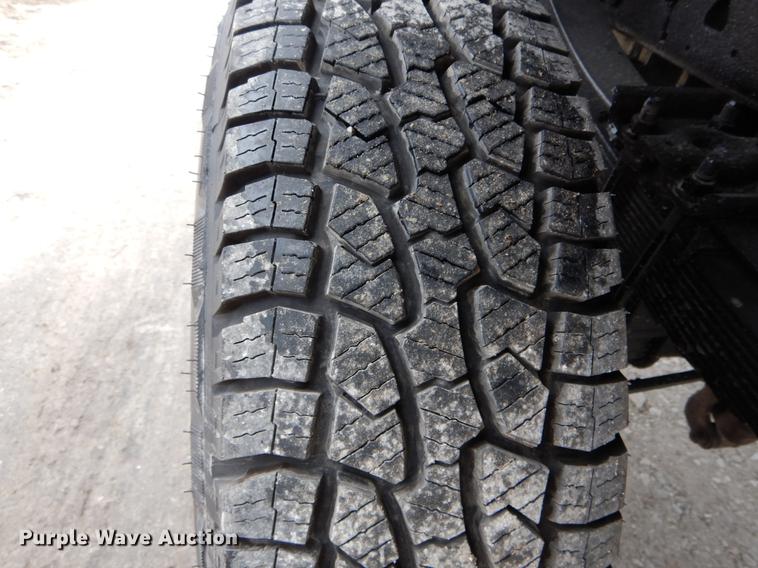 image for item DE6031 2004 Ford F350 Super Duty XL flatbed pickup truck