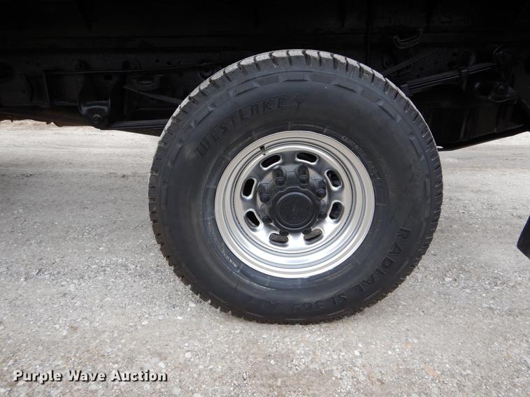 image for item DE6031 2004 Ford F350 Super Duty XL flatbed pickup truck