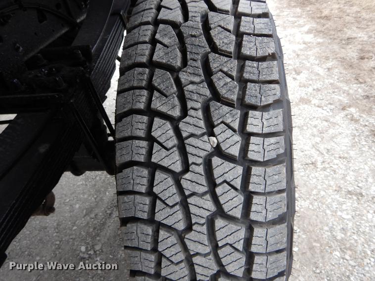 image for item DE6031 2004 Ford F350 Super Duty XL flatbed pickup truck