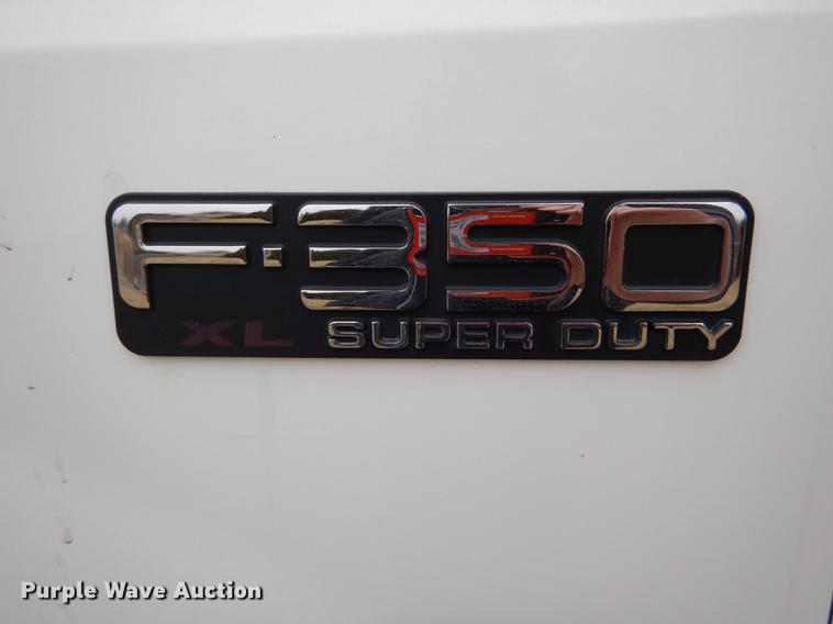 image for item DE6031 2004 Ford F350 Super Duty XL flatbed pickup truck