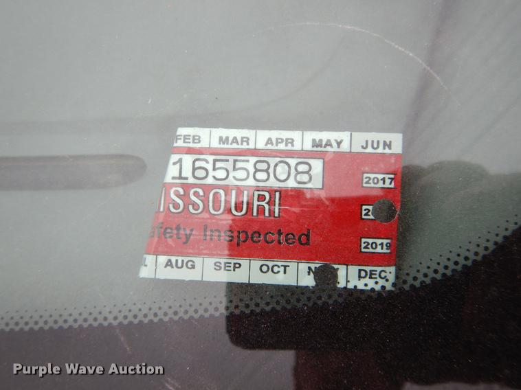 image for item DE6031 2004 Ford F350 Super Duty XL flatbed pickup truck