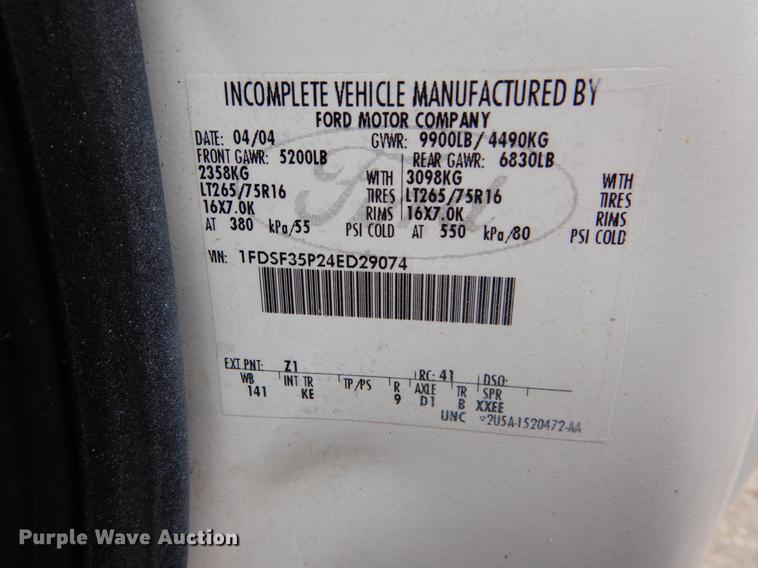 image for item DE6031 2004 Ford F350 Super Duty XL flatbed pickup truck