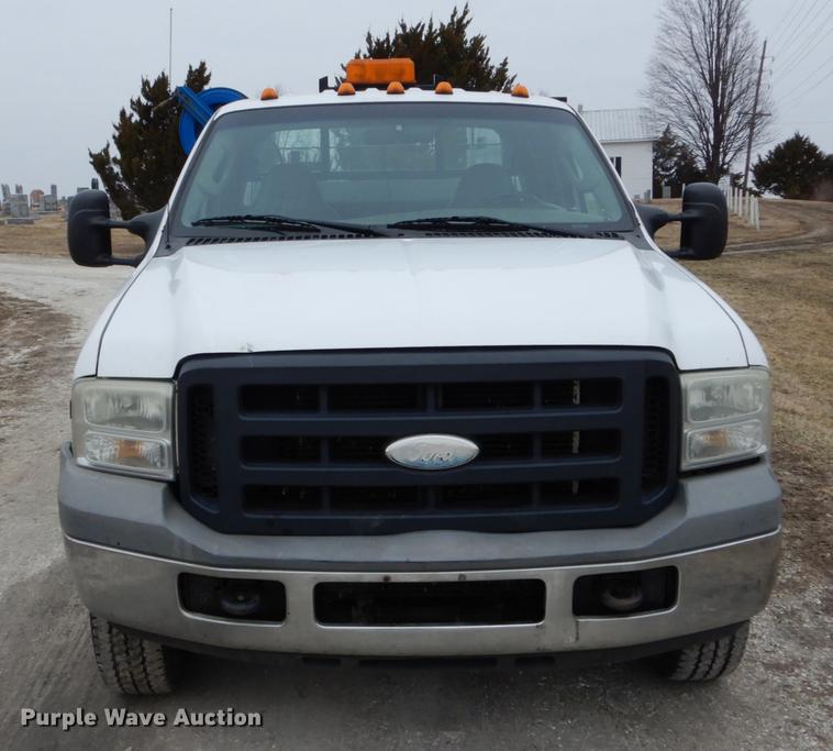 image for item DE6036 2006 Ford F350 Super Duty XL Crew Cab pickup truck