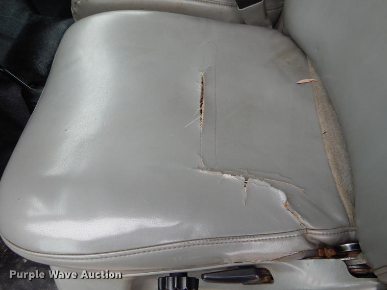 image for item DE6036 2006 Ford F350 Super Duty XL Crew Cab pickup truck