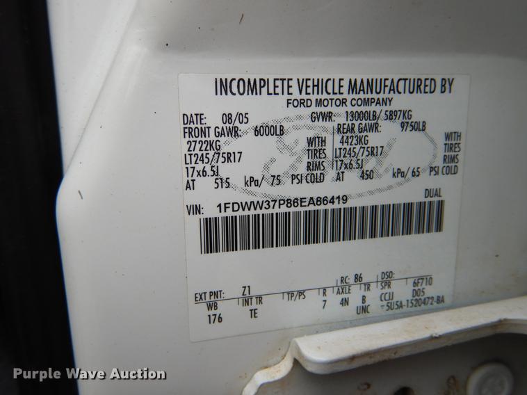 image for item DE6036 2006 Ford F350 Super Duty XL Crew Cab pickup truck