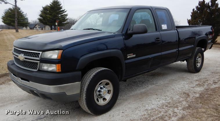 image for item DE6039 2005 Chevrolet Silverado 3500 Ext. Cab pickup truck